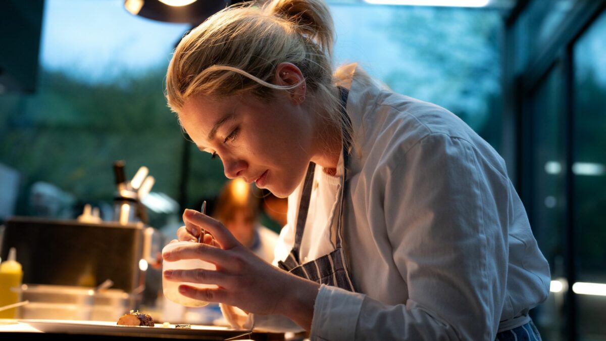 Kobieta przy pracy w laboratorium.