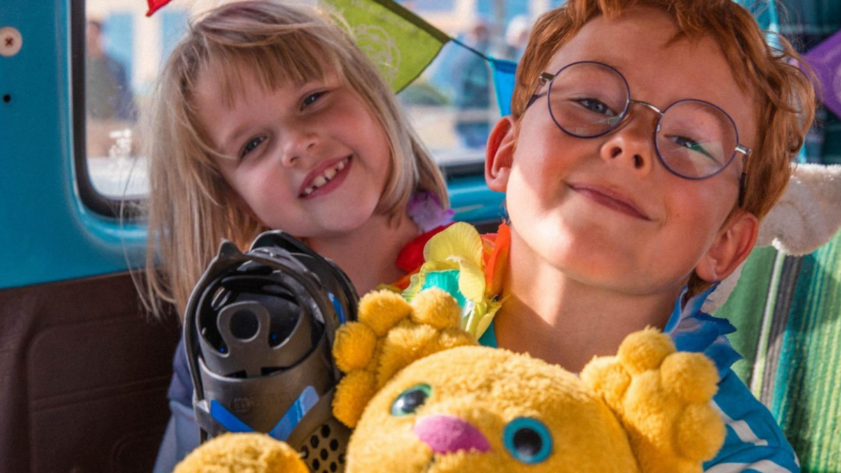 Młodzi bohaterowie w podróży samochodowej na wakacje.