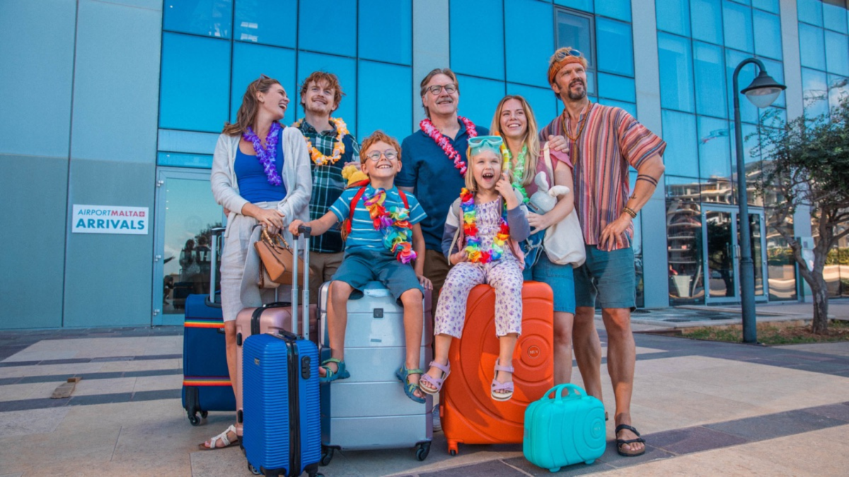 Rodzina z walizkami gotowa na wakacje.