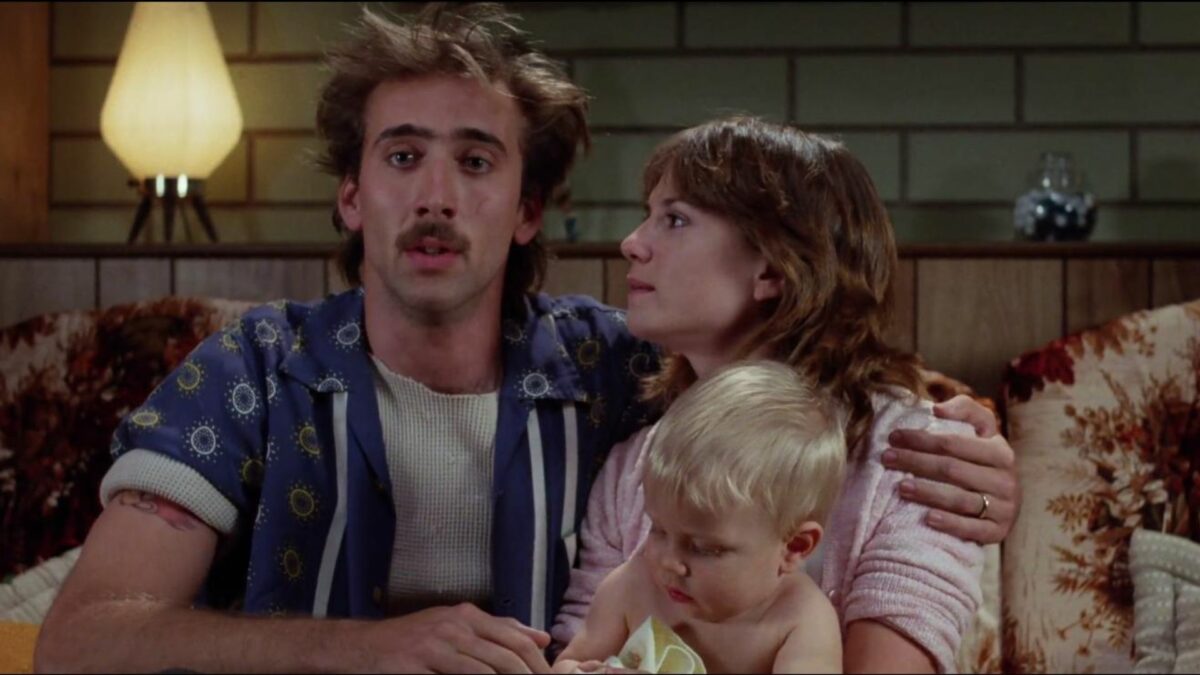 Portret młodego taty z żoną i dzieckiem.