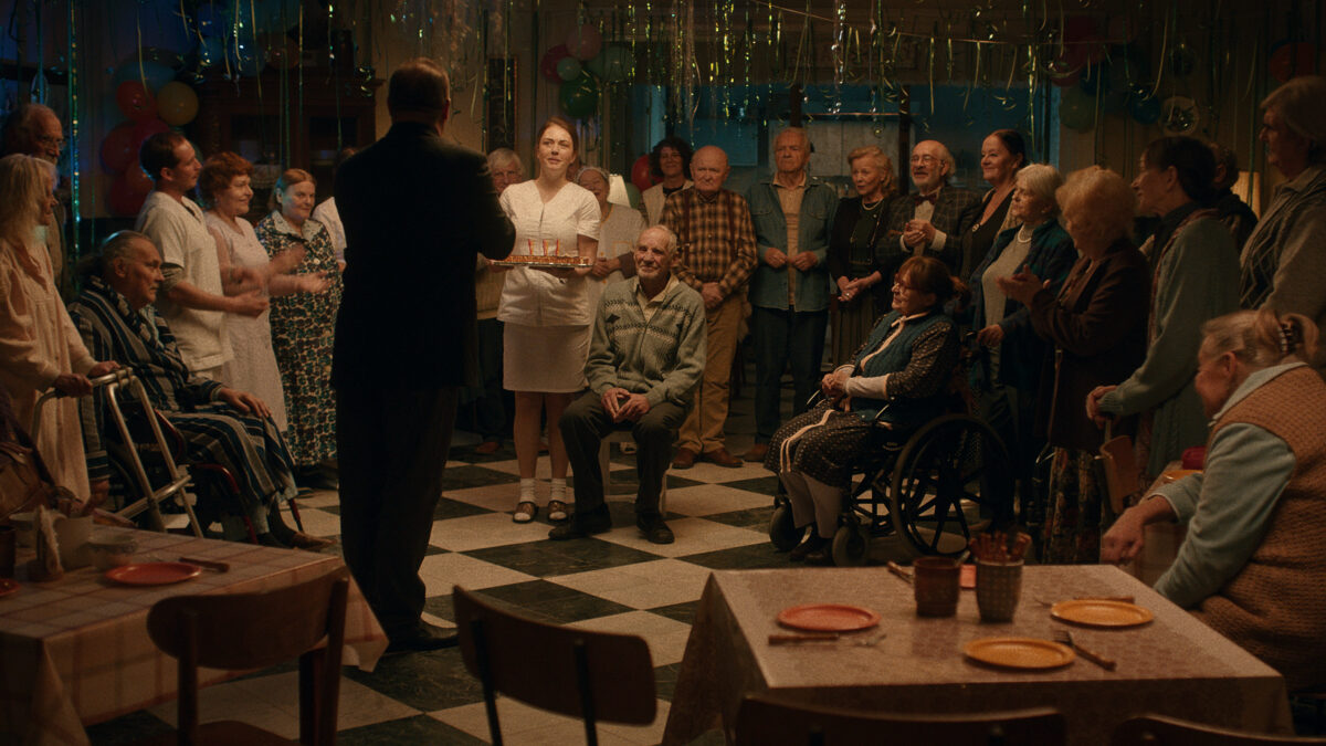 Przyjęcie urodzinowe jednego z podopiecznych domu opieki.