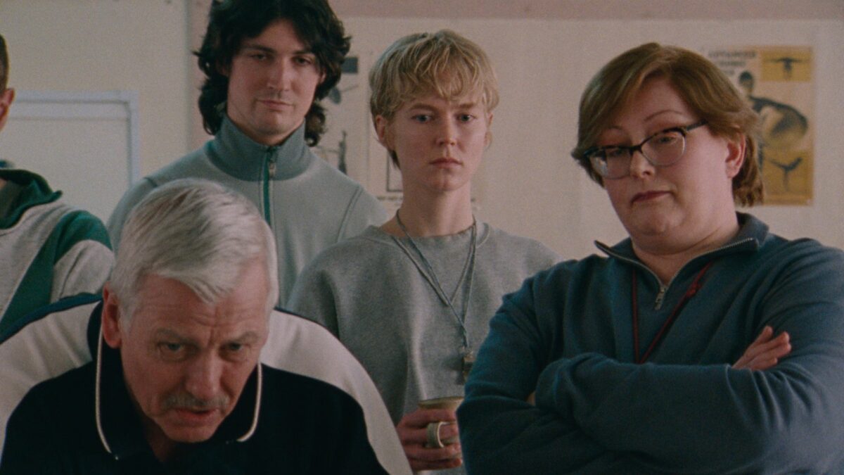 Ludzie ubrani w dresy.