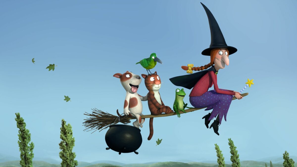 Wiedźma na miotle, na której siedzą również żaba, kot, pies.