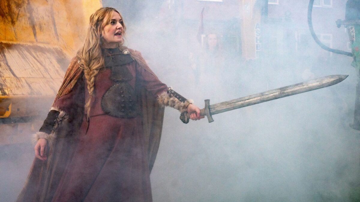 Kobieta trzyma miecz.