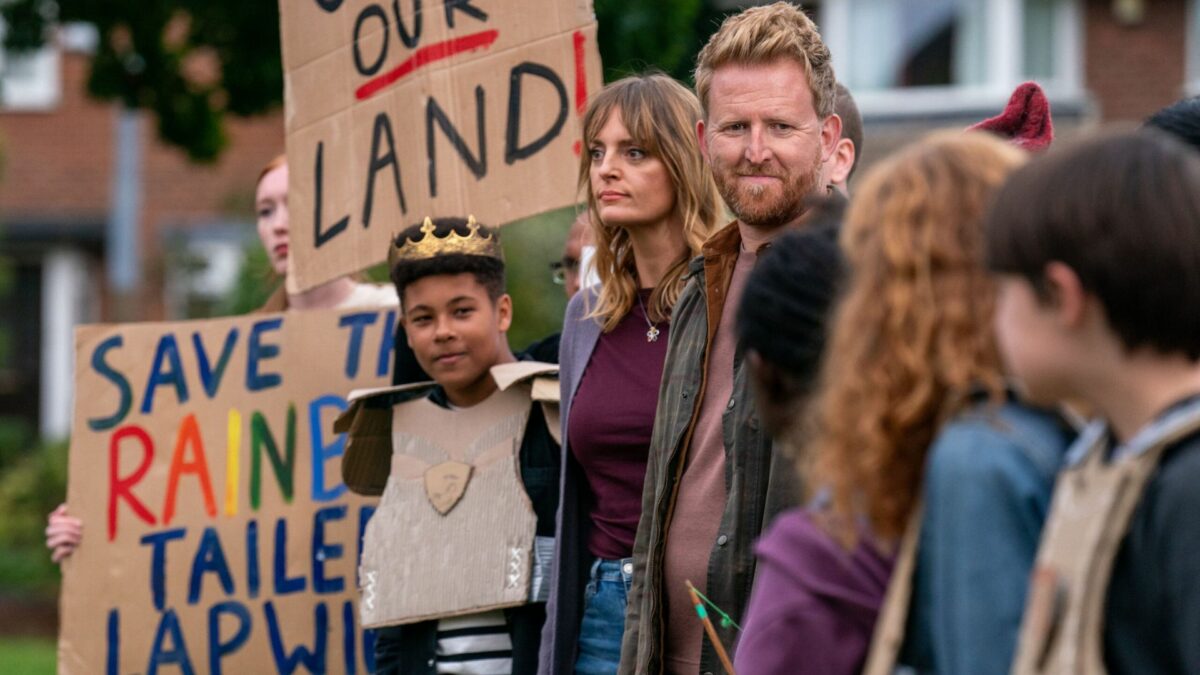 Tłum stojących ludzi.