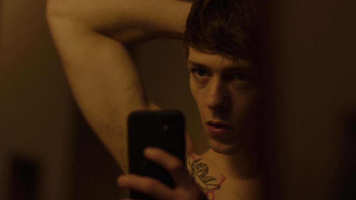 Młody chłopak robi sobie zdjęcie.