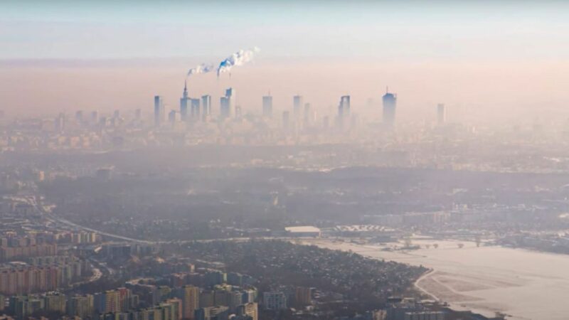 Panorama Warszawy i unoszący się nad miastem smog.