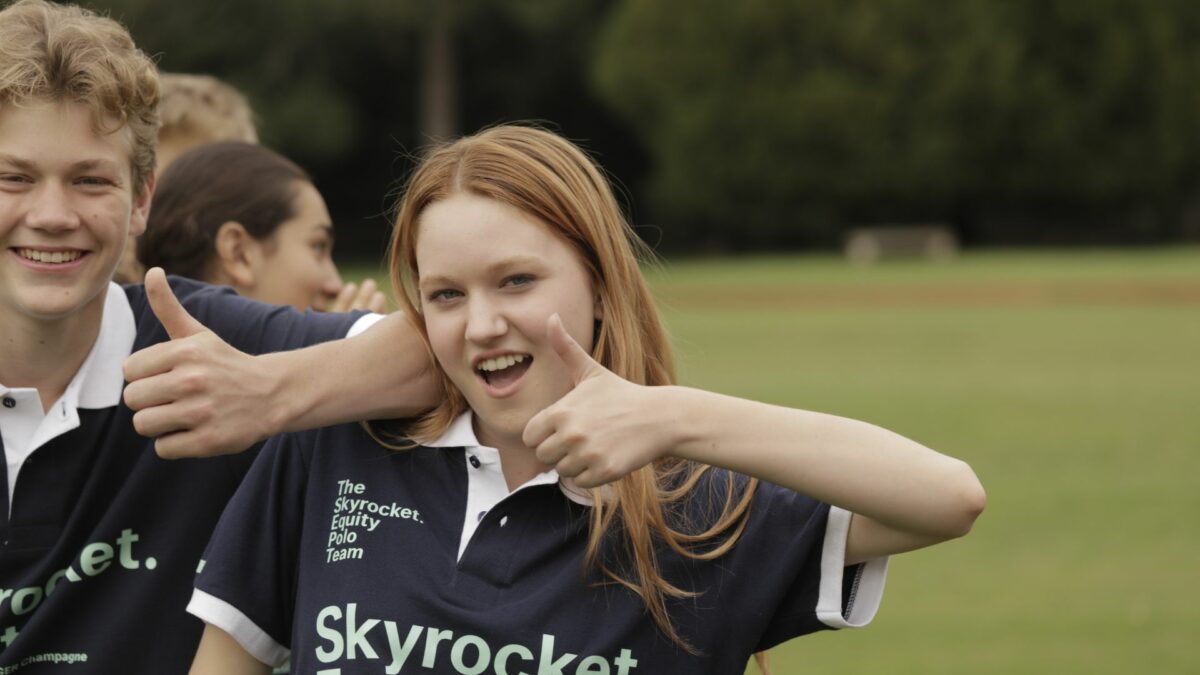 Młoda zawodniczka ze swoim sportowym rywalem.