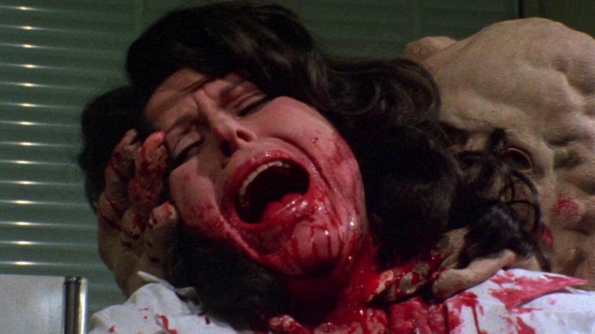 Zakrwawiona kobieta zaatakowana przez potwora.