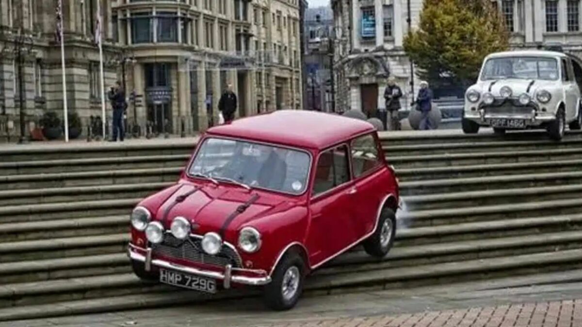 Pościg samochodowy przez centrum miasta.