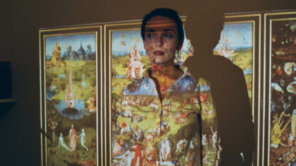 Kobieta na tle obrazu Hieronima Boscha.