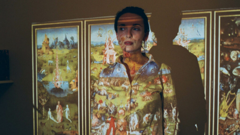 Kobieta na tle obrazu Hieronima Boscha.