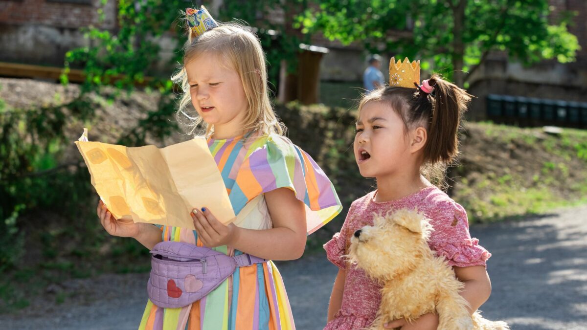 Kadr z filmu dla dzieci, dwie dziewczynki przebrane za księżniczki.