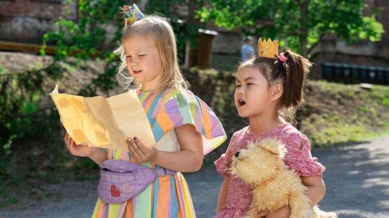Kadr z filmu dla dzieci, dwie dziewczynki przebrane za księżniczki.