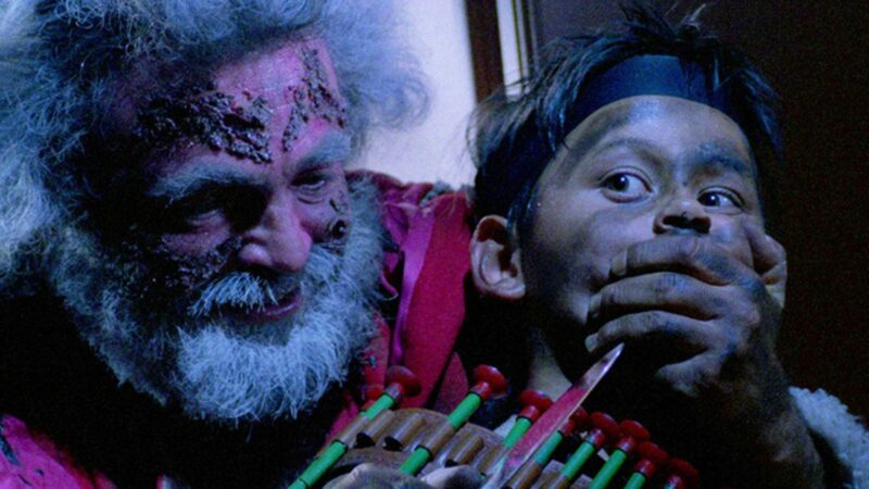 Zły Mikołaj atakuje chłopaka.