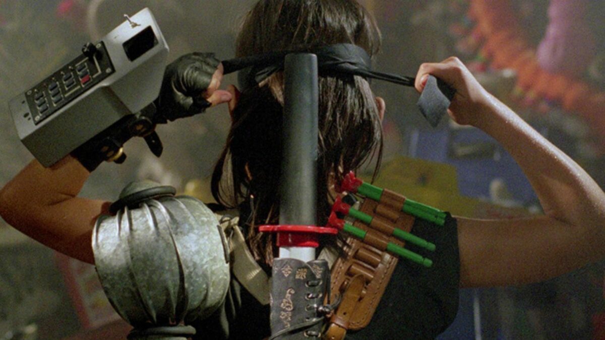 Młody chłopak wiąże sobie opaskę na głowie jak Rambo.