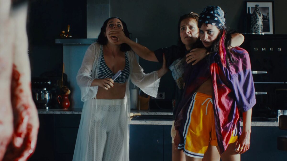 Zszokowane kobiety stoją w salonie.