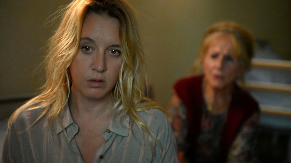 Matka w sypialni córki.