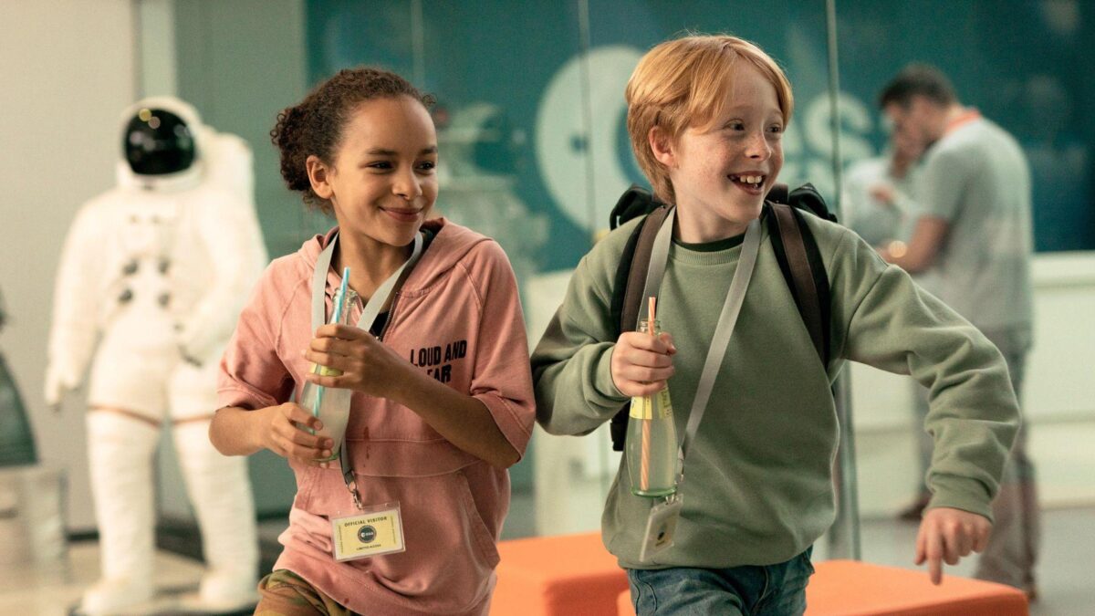Dwójka uczniów na wystawie kosmicznej.