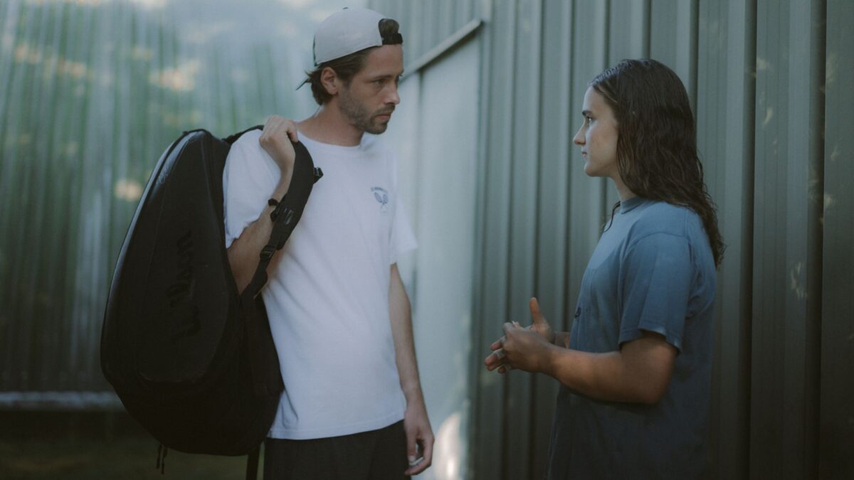 Rozmowa dwóch zawodników tenisa.