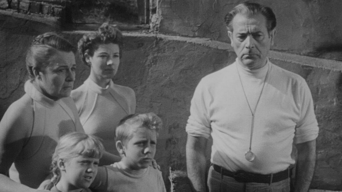 Ojciec i jego rodzina stojąca za nim.