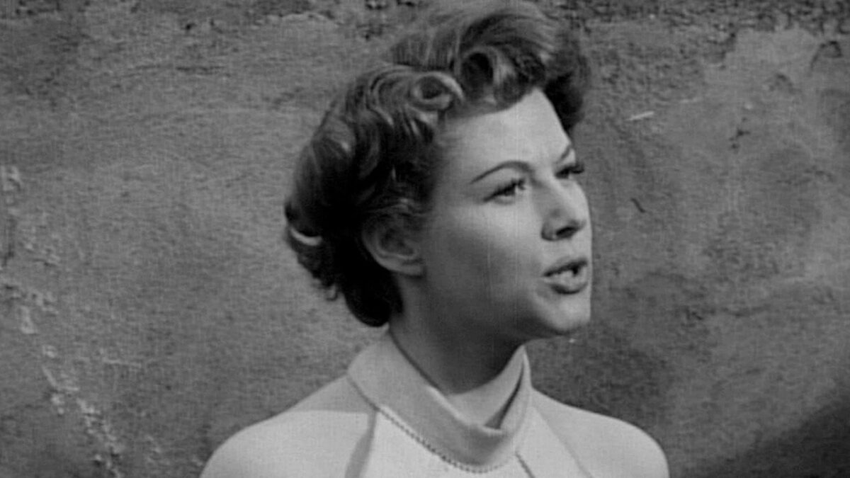 Zbliżenie na twarz młodej kobiety.