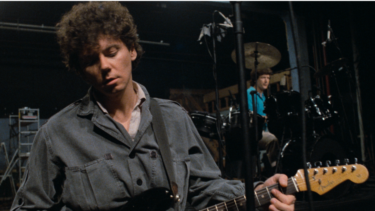 Gitarzysta na scenie podczas koncertu.