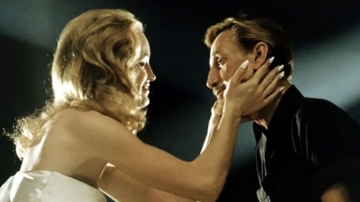 Kobieta zapatrzona w mężczyznę.