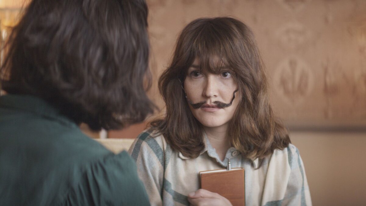 Kobieta z sztucznych wąsach na styl znanego malarza.