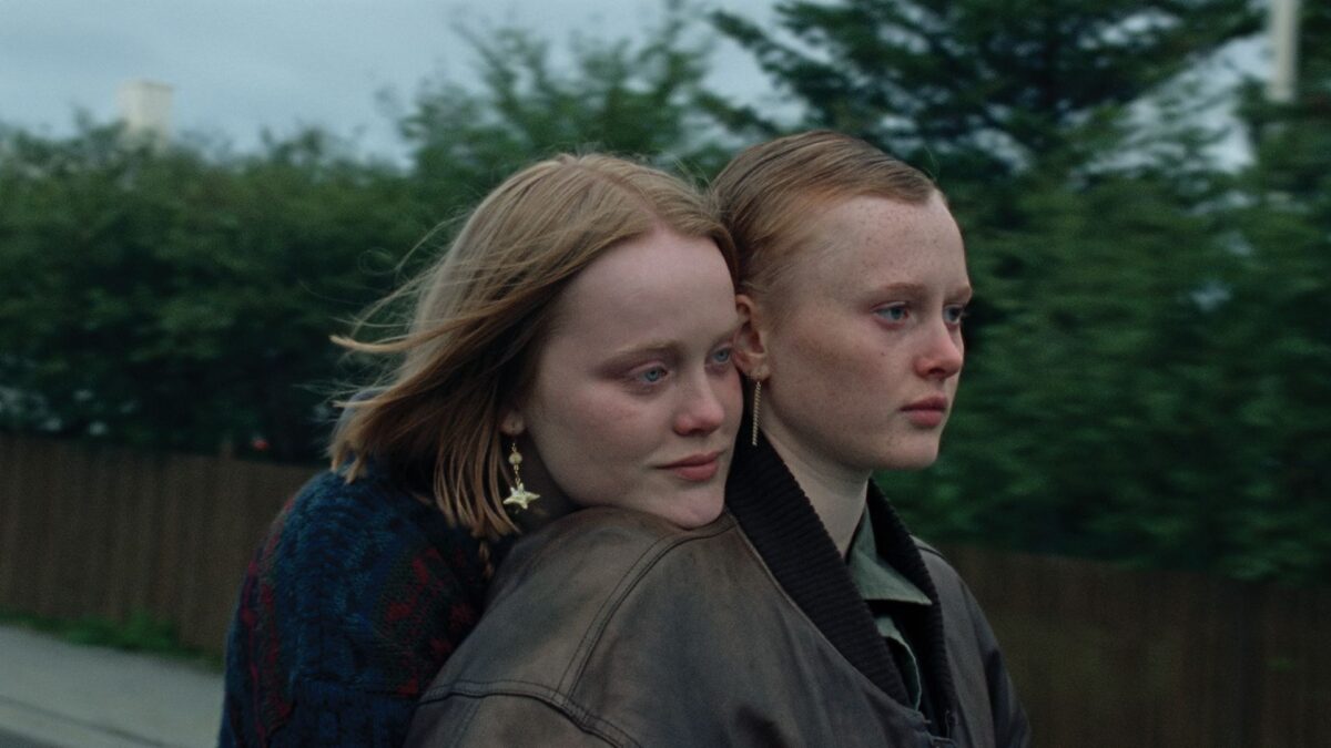 Dwie przyjaciółki podczas spaceru ulicą miasteczka.