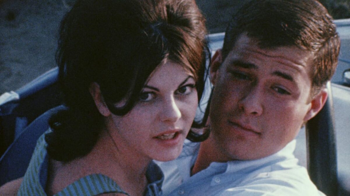 Para na tylnym siedzeniu w samochodzie.