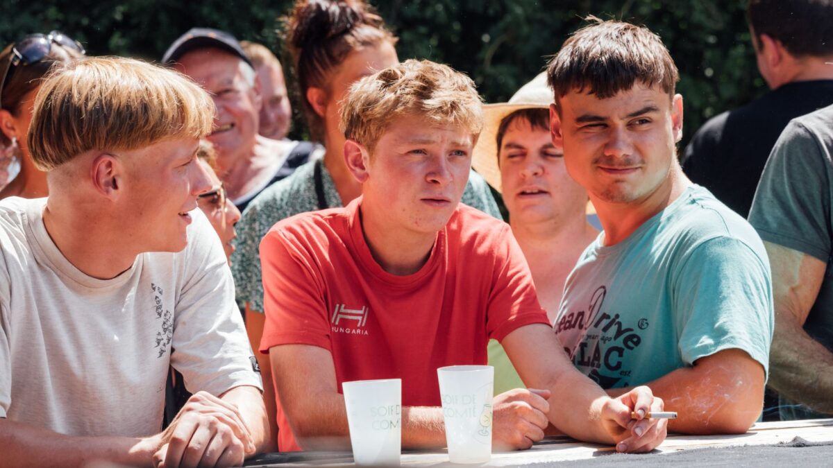 Nastolatki na wiejskim festynie.