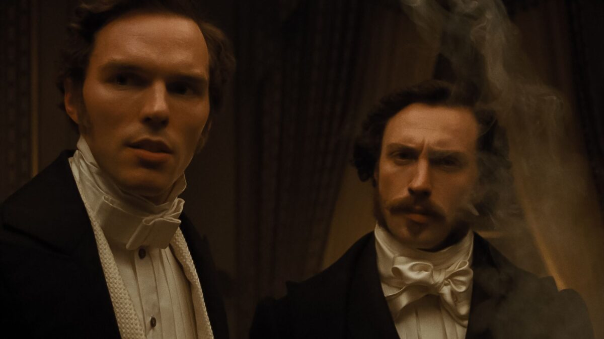 Zbliżenie na twarze dwóch zamyślonych Panów.