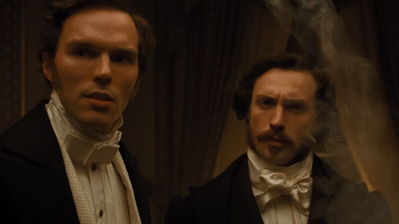 Zbliżenie na twarze dwóch zamyślonych Panów.