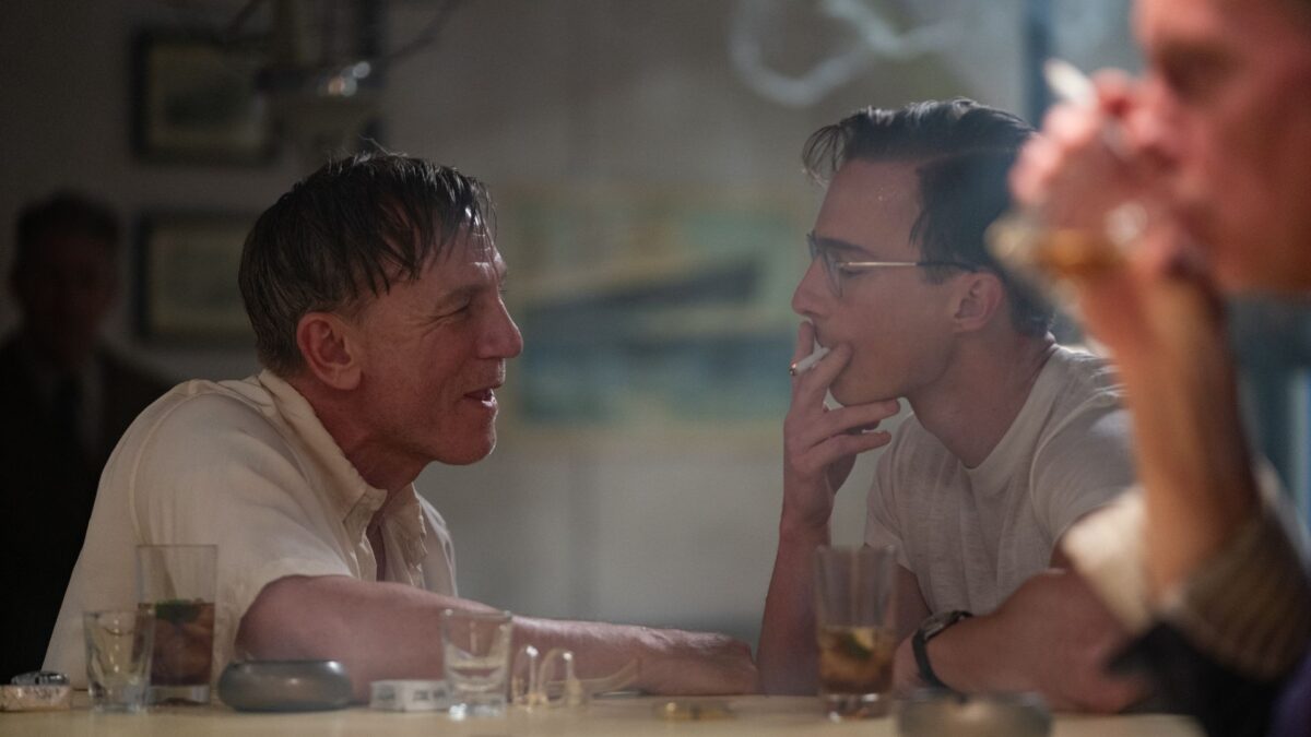 Kadr z baru, dwójka mężczyzn przy stoliku z alkoholem i papierosami.