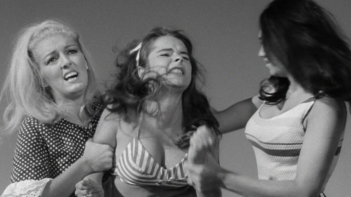 Dwie kobiety atakują niewinną dziewczynę.