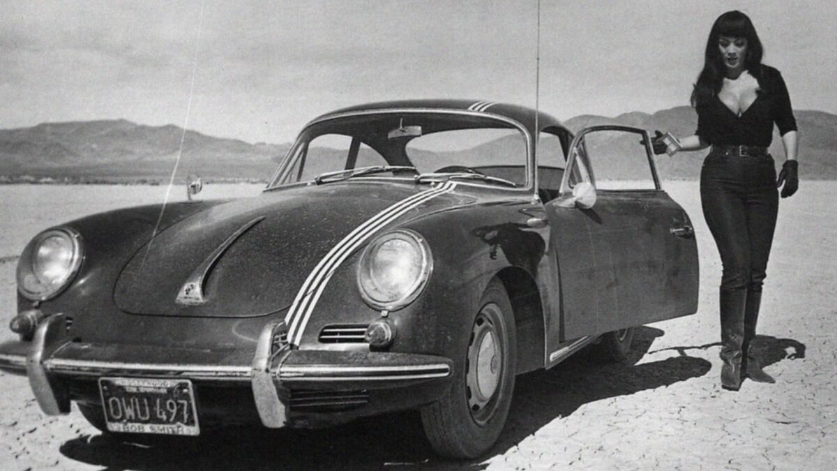 Pustynne krajobrazy, kobieta stoi przed samochodem.