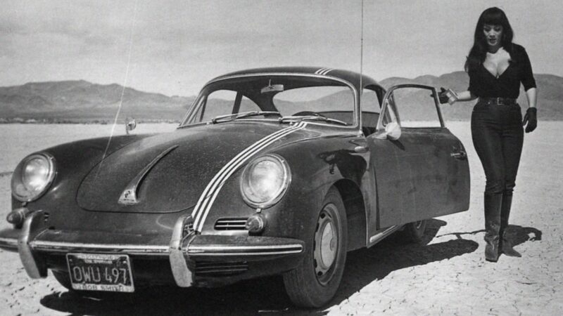 Pustynne krajobrazy, kobieta stoi przed samochodem.