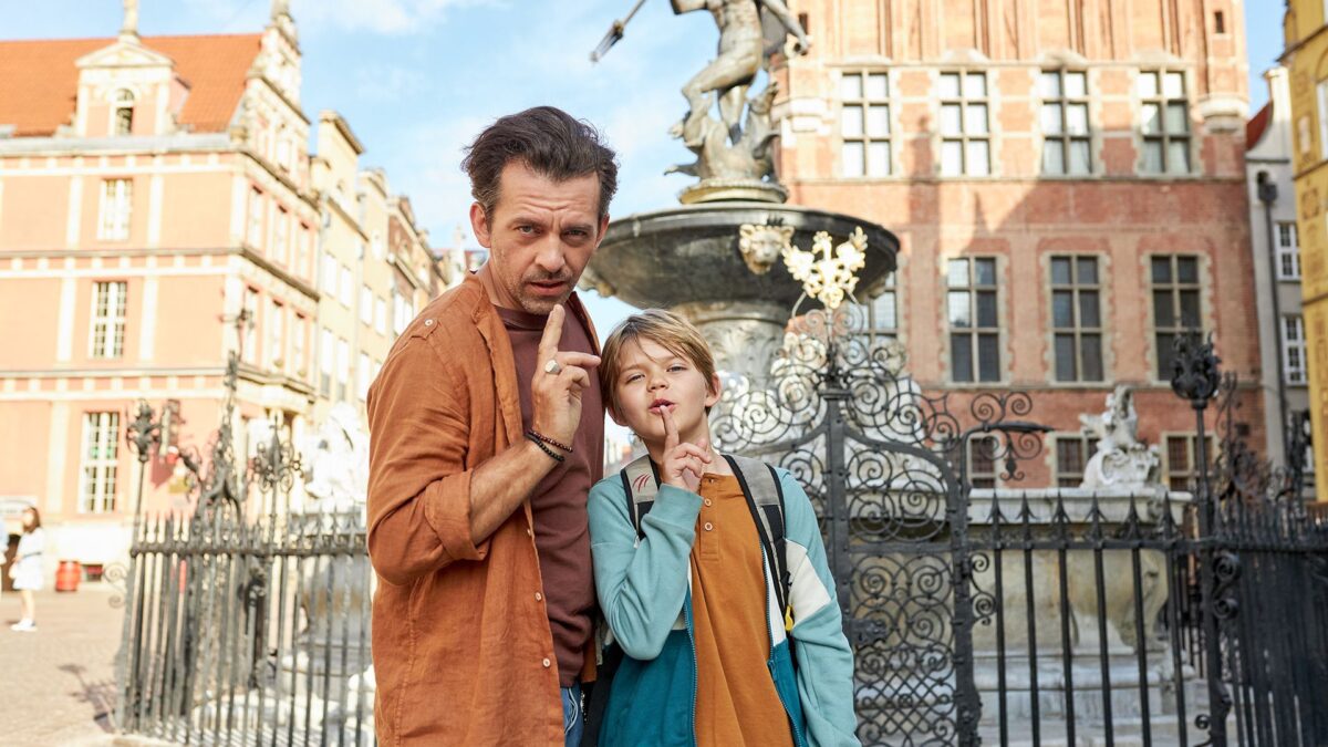 Tata z synem przed fontanną Neptuna.