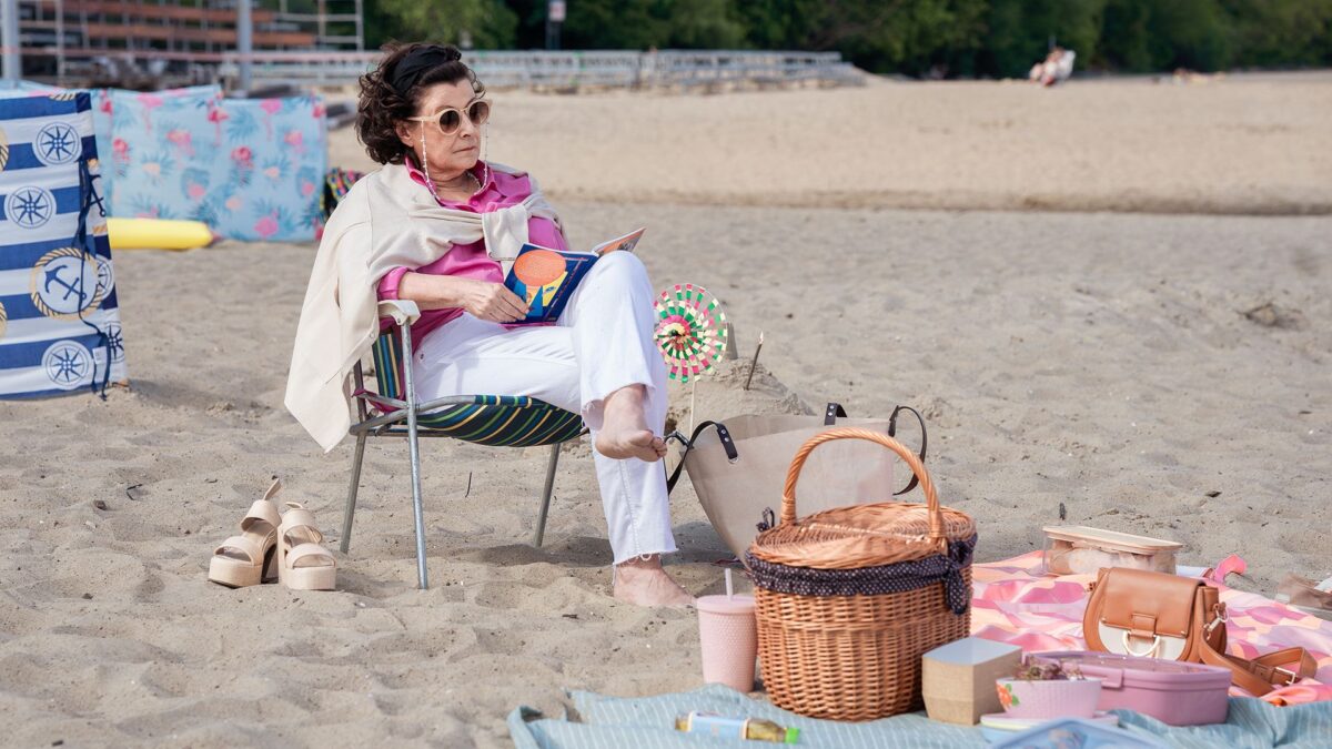 Babcia pilnująca wnuczka na plaży.