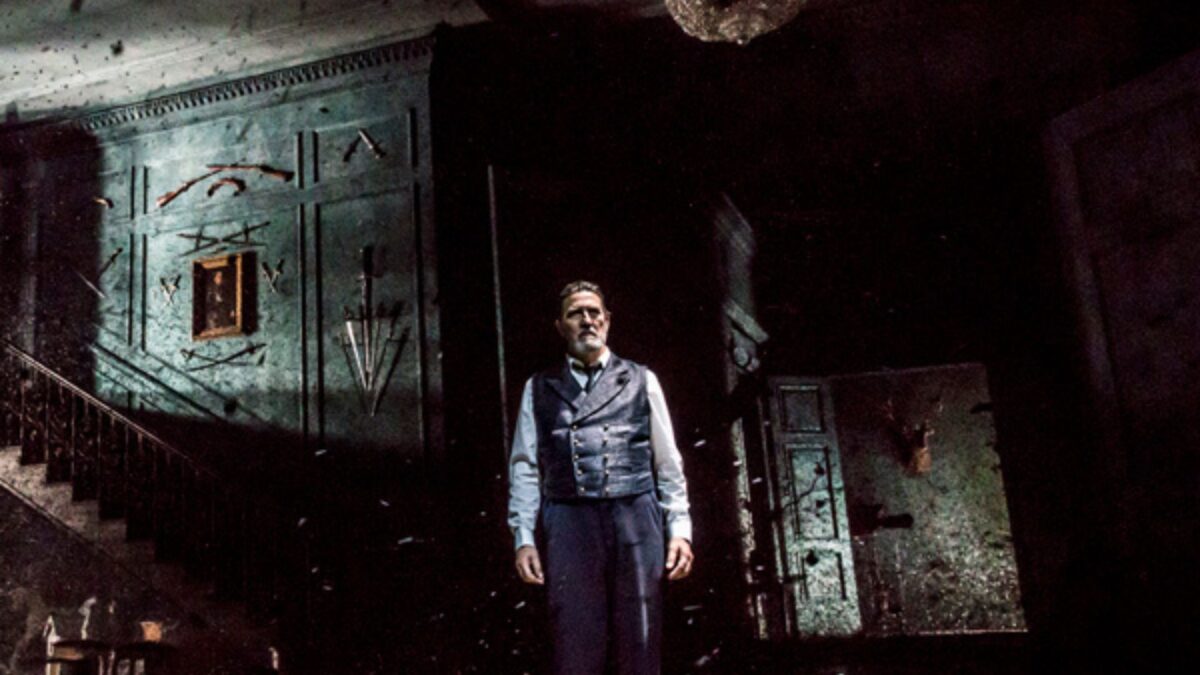 Kadr ze sceny teatralnej a na niej aktor odgrywa role.