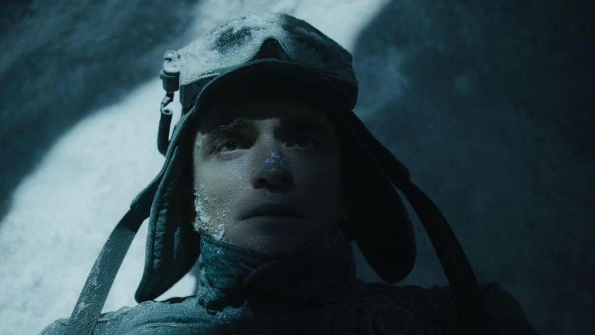 Mężczyzna na dworze podczas dużego mrozu.