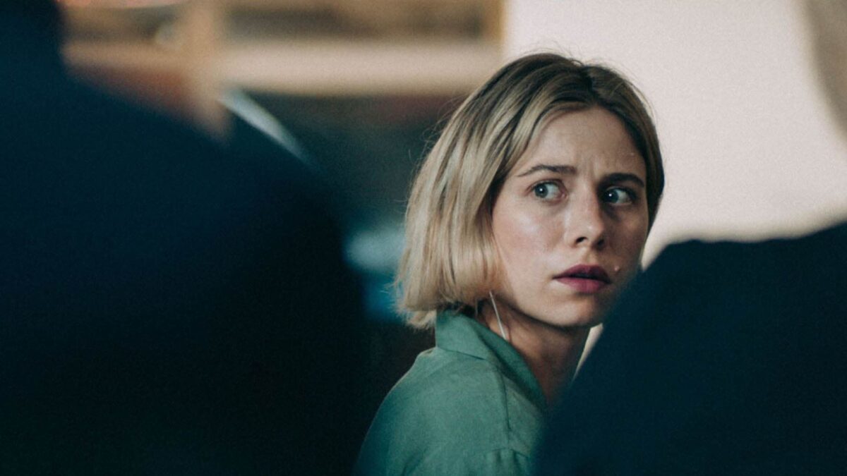 Młoda kobieta w tłumie ludzi.