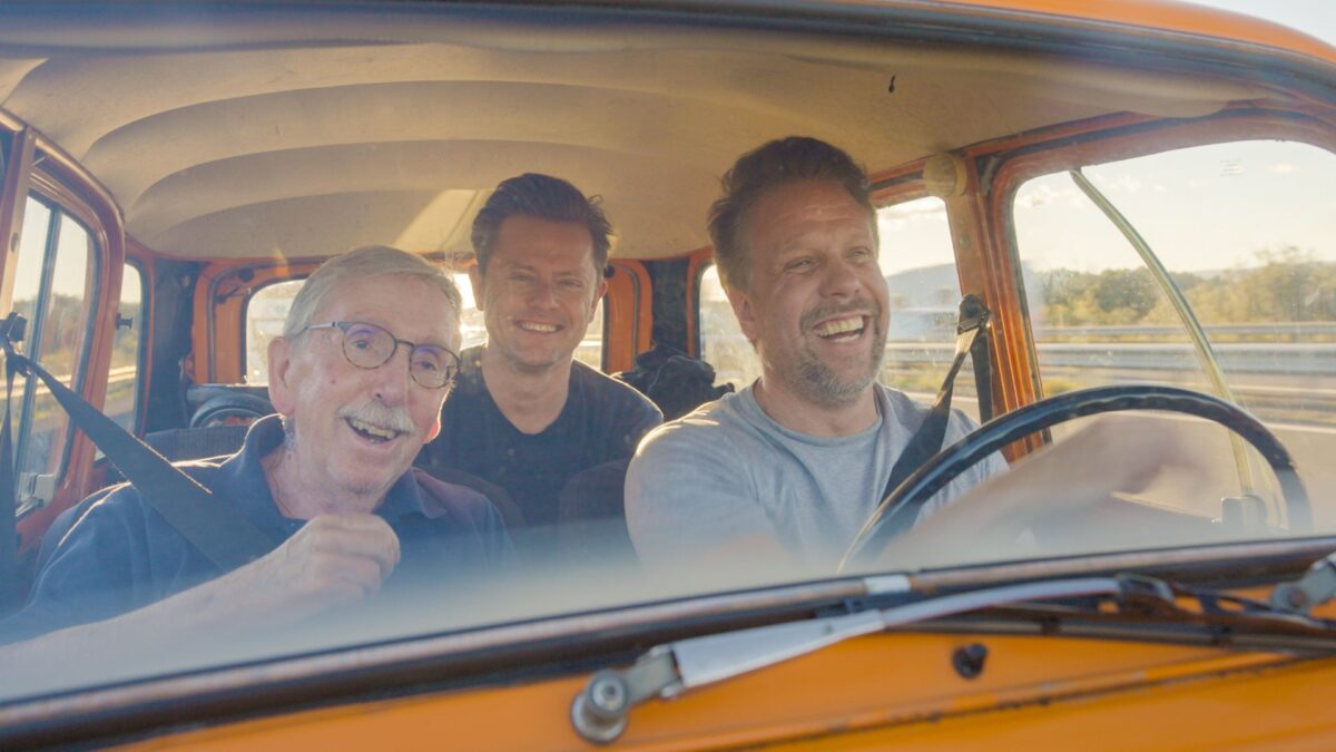 Trójka mężczyzn w podróży samochodem.