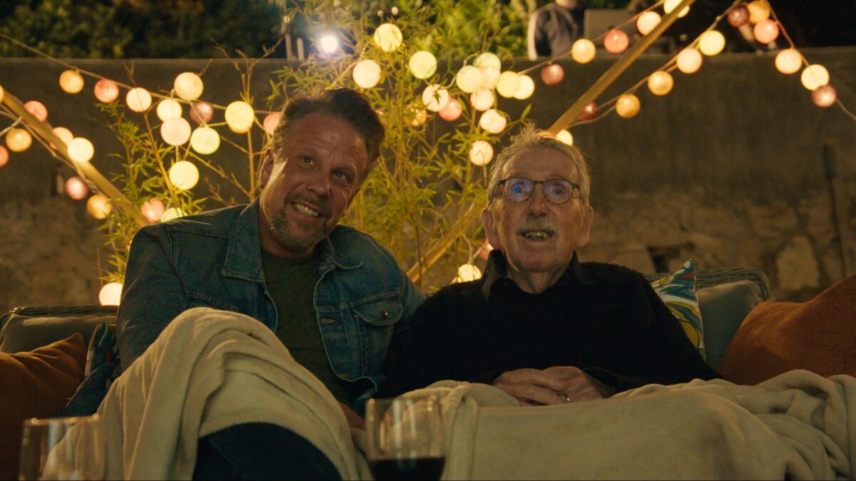 Zbliżenie na dwójkę mężczyzn podczas wieczornego przyjęcia w ogrodzie.