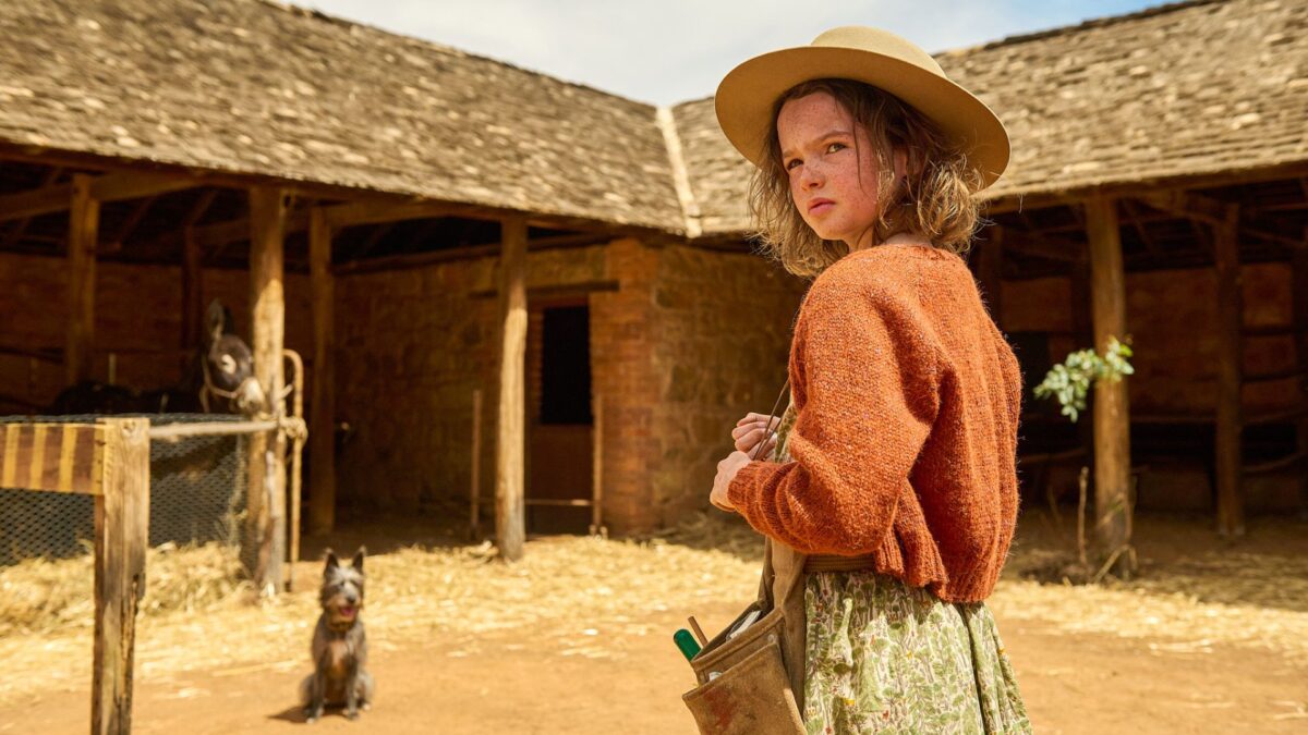 Dziewczyna na spacerze z psem.