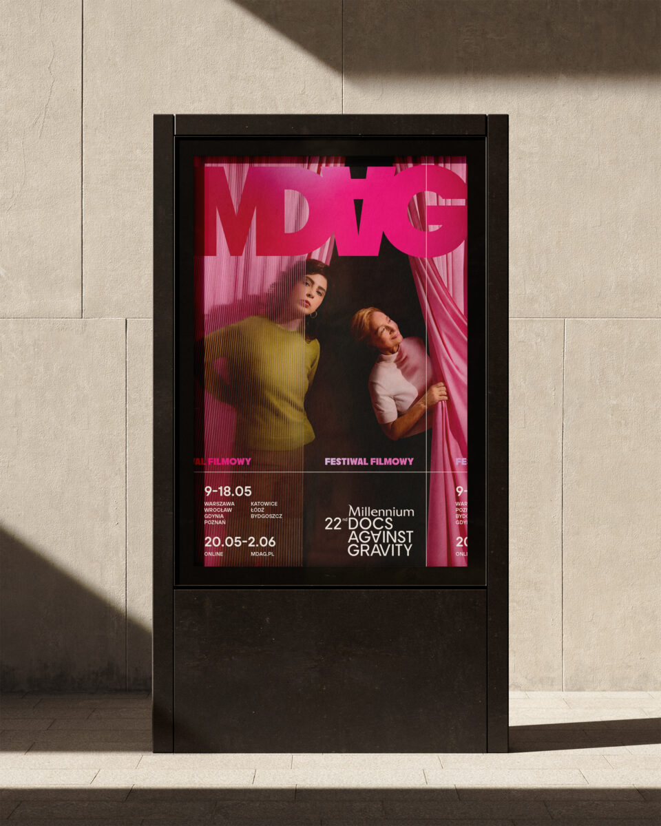 Przedstawiony w antyramie plakat 22 edycji festiwalu filmów dokumentalnych.