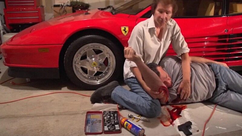 Chłopak przy narzędziach zabiera się za naprawę samochodu.