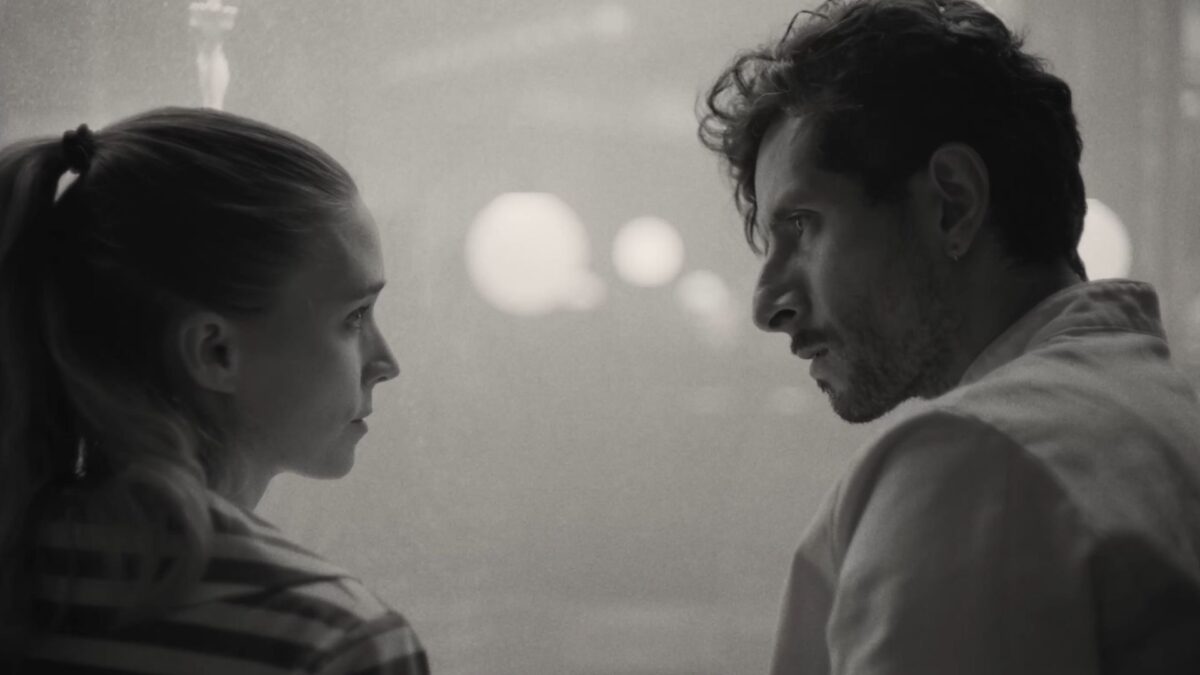 Kobieta i mężczyzna paczący sobie w oczy.