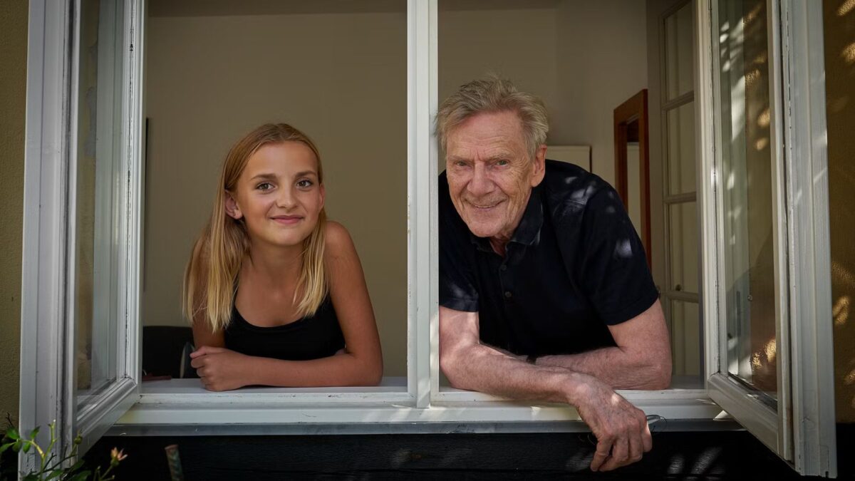 Nastolatka i jej tata wyglądają przez okno.